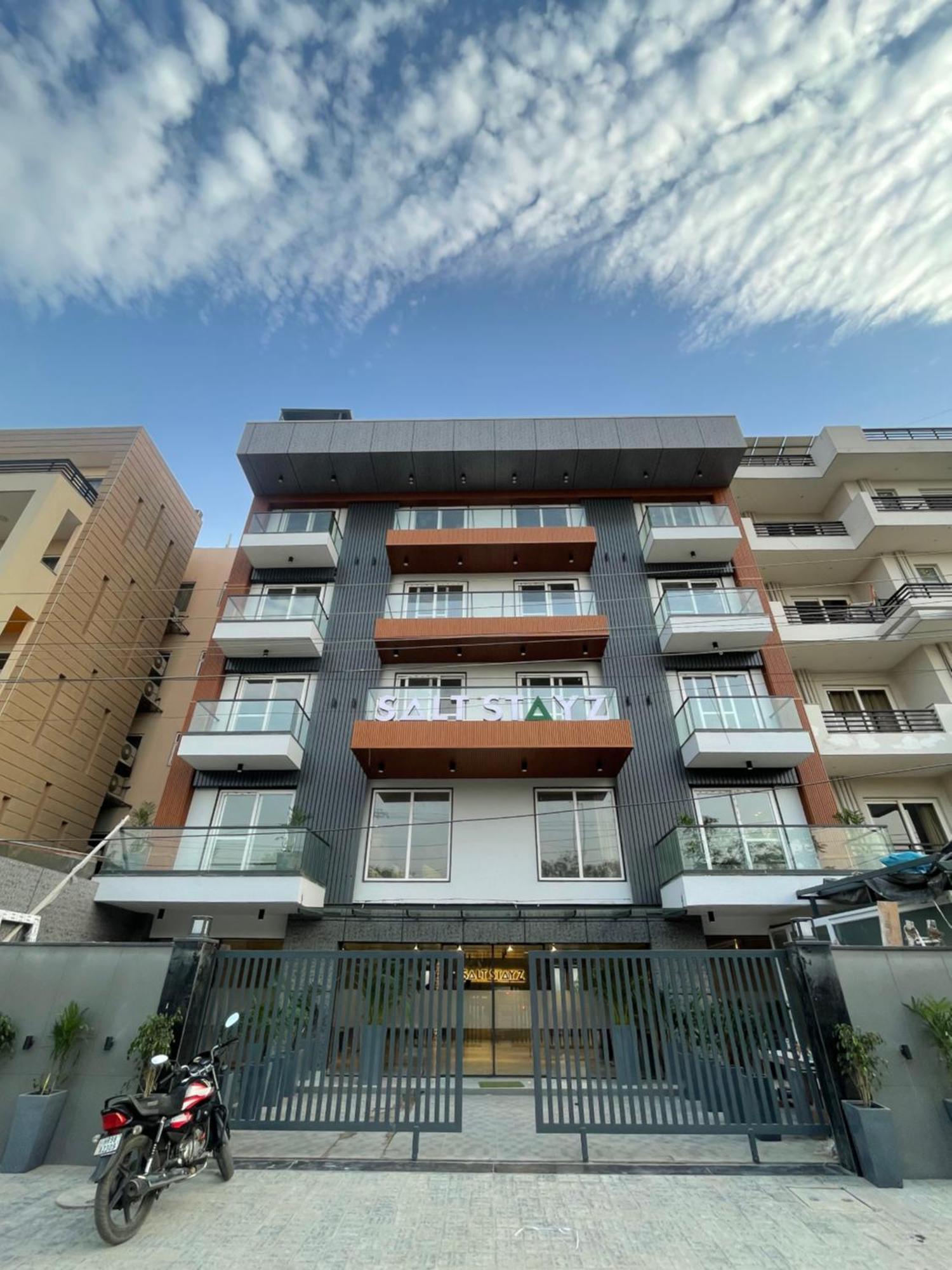 Saltstayz Premier - Near Golf Course Road & Sector 57 Gurgaon Exterior photo